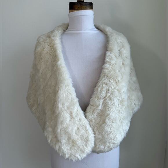 BHLDN FAUX FUR STOLE IVORY BRIDAL SHAWL WRAP HOOK EYE CLOSURE ONE SIZE - Picture 2 of 9